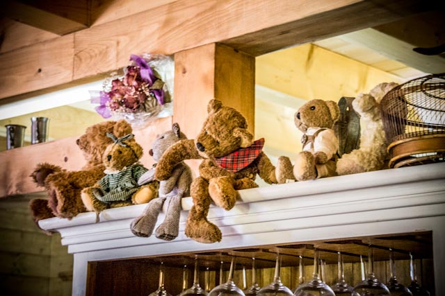 Teddy's auf dem Weinschrank Teddy's auf dem Weinschrank
