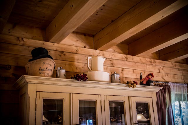 Zylinder und andere Sachen auf dem Schrank Zylinder und andere Sachen auf dem Schrank