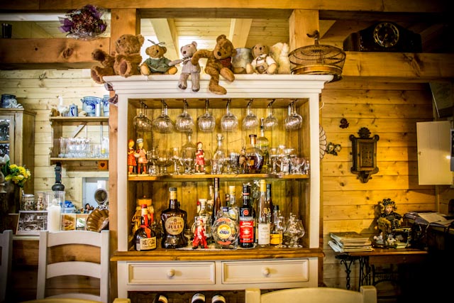 im Gastraum, Weinschrank im Gastraum, Weinschrank